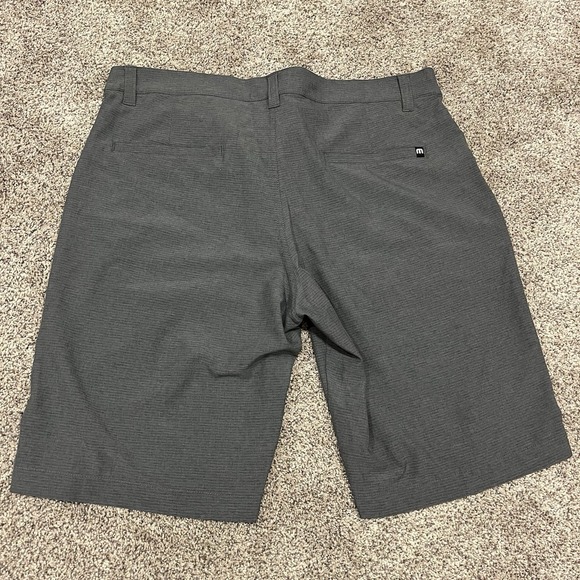 Travis Mathew Stretch Golf Shorts Mens Sz 34 Dark Charcoal Gray Pinstriped - Picture 5 of 8